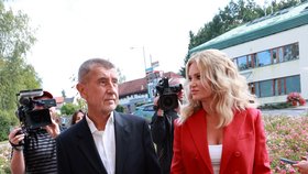 Andrej Babiš se svojí manželkou Monikou a dcerou Vivien přišel volit. (20.9.2024)