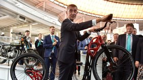 Premiér Andrej Babiš si prohlédl na brněnském výstavišti na stánku Technické univerzity Ostrava koloběžku vyrobenou na 3D tiskárně (7. 10. 2019)