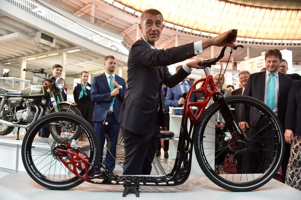 Premiér Andrej Babiš si prohlédl na brněnském výstavišti na stánku Technické univerzity Ostrava koloběžku vyrobenou na 3D tiskárně. (7. 10. 2019)