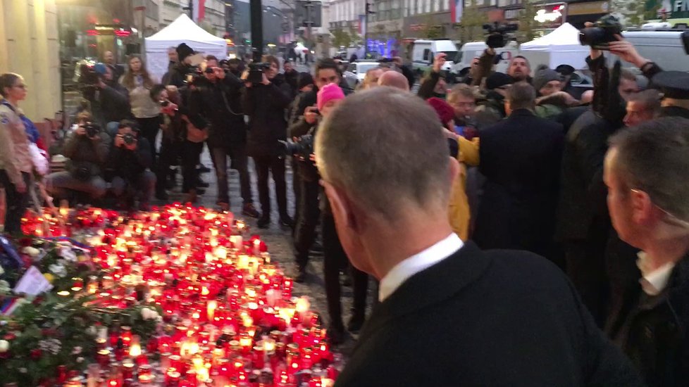 Andrej Babiš (ANO) na Národní třídě 17. 11.2019. &#34;Hanba! Hanba!&#34; křičeli na premiéra