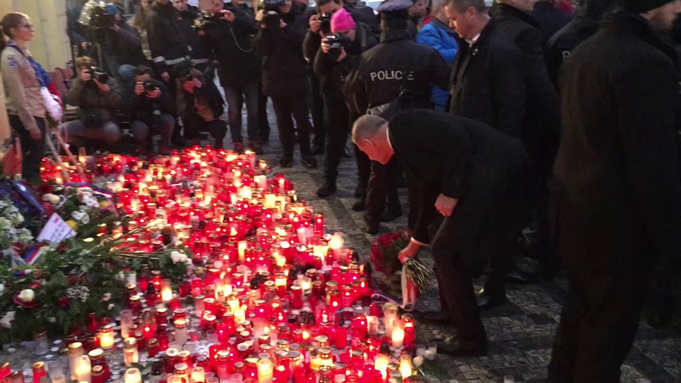 Andrej Babiš (ANO) na Národní třídě 17. 11.2019. &#34;Hanba! Hanba!&#34; křičeli na premiéra