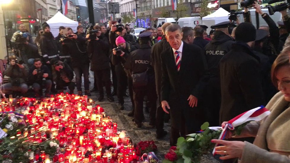 Andrej Babiš (ANO) na Národní třídě 17. 11. 2019. „Hanba! Hanba!“ křičeli na premiéra.