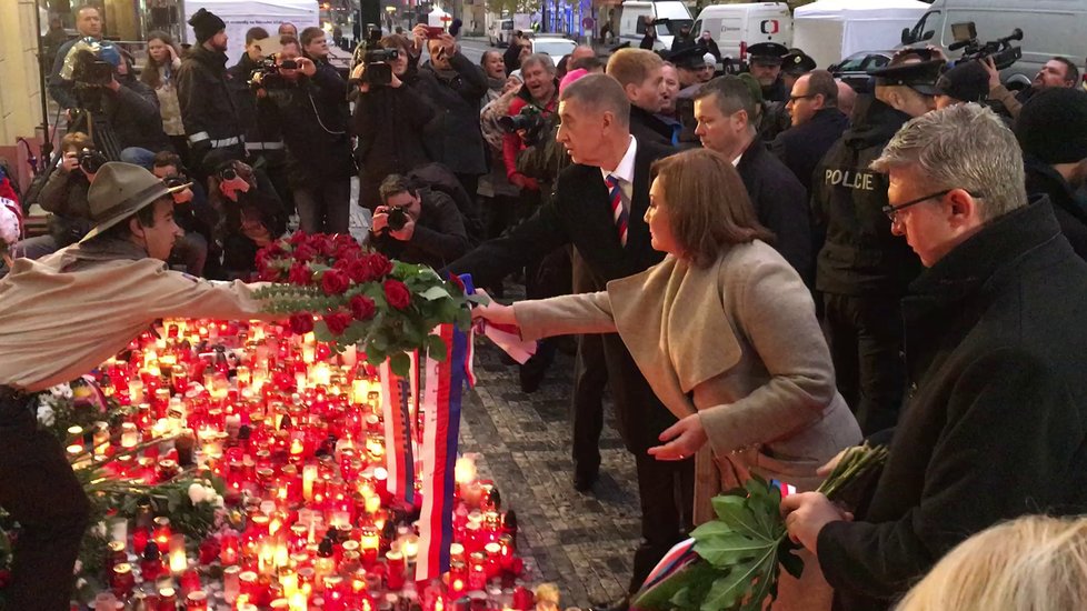 Andrej Babiš (ANO) na Národní třídě 17. 11.2019. &#34;Hanba! Hanba!&#34; křičeli na premiéra.