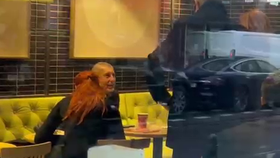 Babiš po sprše nadávek na Národce usedl do kavárny i s Anetou Zicklerovou, přidali se Havlíček a Schillerová (17.11.2025)