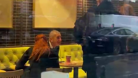 Babiš po sprše nadávek na Národce usedl do kavárny i s Anetou Zicklerovou, přidali se Havlíček a Schillerová (17.11.2025)