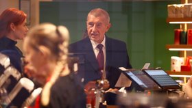 Andrej Babiš (ANO) po návštěvě Národní třídy vyrazil do klidu, vlevo Aneta Zicklerová (17.11.2025)
