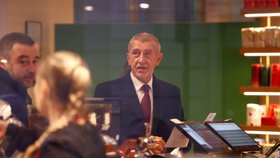 Andrej Babiš (ANO) po návštěvě Národní třídy vyrazil do klidu se svým nejbližším týmem (17.11.2025)