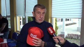 Andrej Babiš (ANO) mával na oslavě XTV červenou čepicí Silné Česko (22.3.2025).