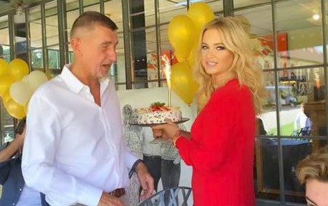 Oslava 65. narozenin premiéra Andreje Babiše (ANO). Byl dort i mohutný dárek.