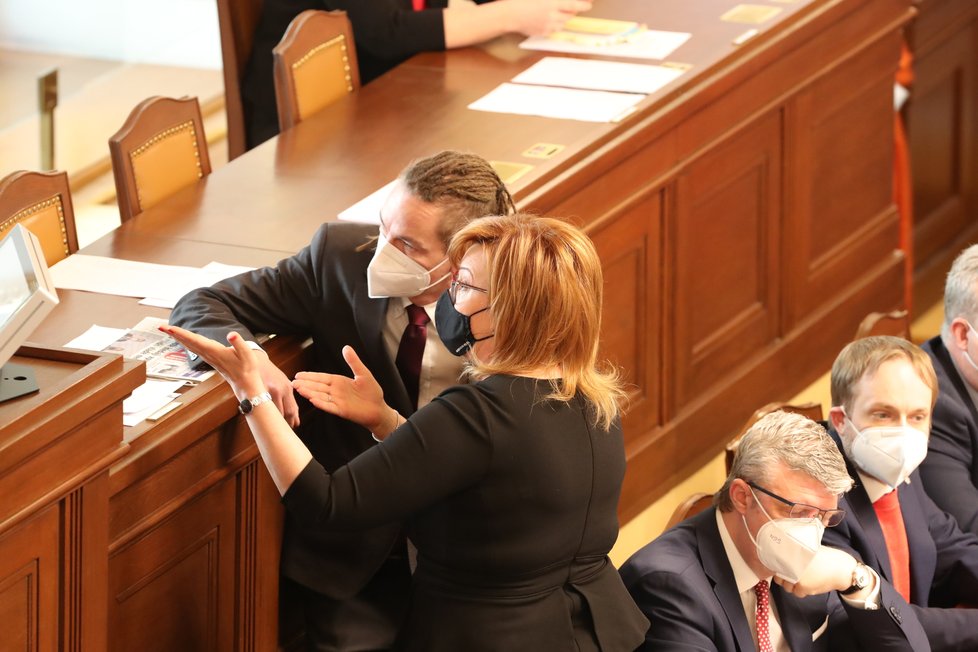 Jednání o nedůvěře vládě: Alena Schillerová a Ivan Bartoš (3. 6. 2021)