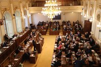 Konec „energošmejdů“ se blíží. Klíčový zákon jde ve Sněmovně do finále, poslanci proberou i důchody