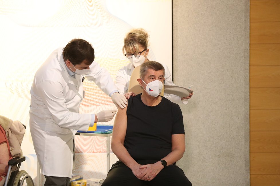 Premiér Andrej Babiš (ANO) se nechal naočkovat vakcínou proti covidu. (27.12.2020)