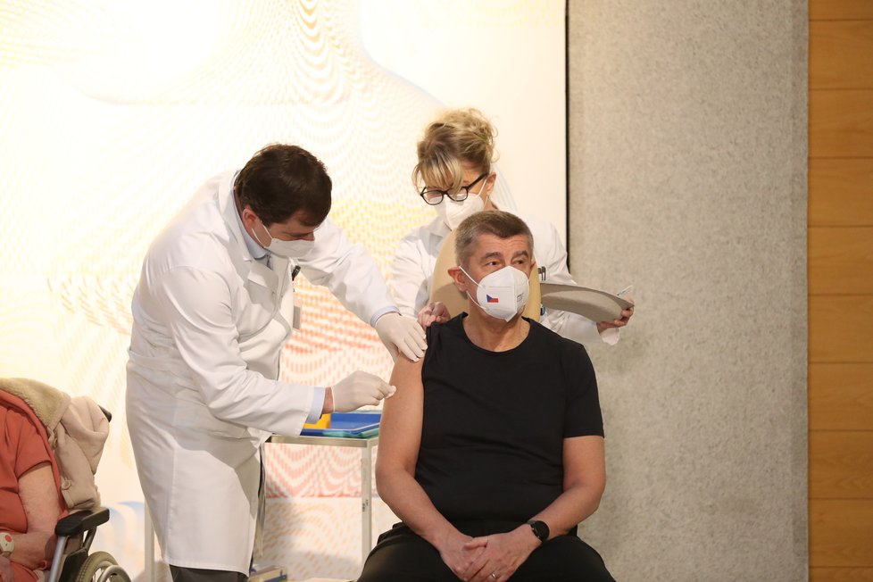 Premiér Andrej Babiš (ANO) se nechal naočkovat vakcínou proti covidu (27.12.2020).
