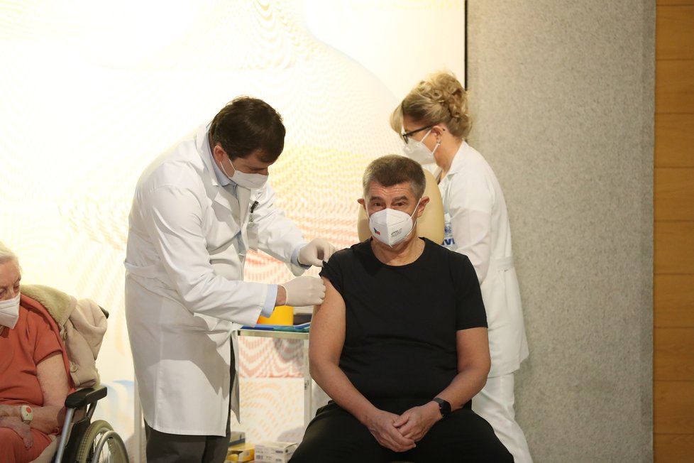 Premiér Andrej Babiš (ANO) se nechal naočkovat vakcínou proti covidu (27. 12. 2020).