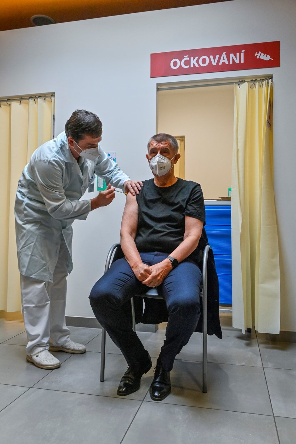 Premiér Andrej Babiš se v Ústřední vojenské nemocnici nechal potřetí naočkovat proti koronaviru