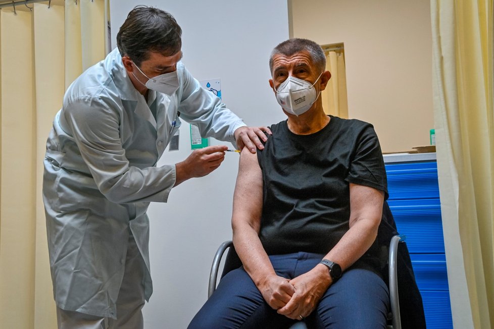 Premiér Andrej Babiš se v Ústřední vojenské nemocnici nechal potřetí naočkovat proti koronaviru.