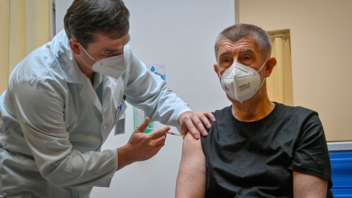 Premiér Andrej Babiš se v Ústřední vojenské nemocnici v Praze nechal naočkovat třetí dávkou vakcíny proti koronaviru