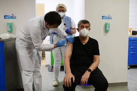 Premiér Andrej Babiš (ANO) dostal druhu dávku vakcíny proti covidu (24. 1. 2021).