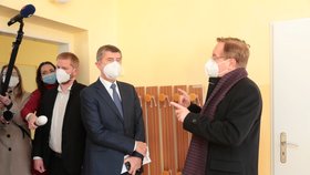 Andrej Babiš a ředitel vinohradské nemocnice Petr Arenberger (22. ledna 2021)
