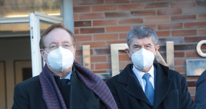 Andrej Babiš a ředitel vinohradské nemocnice Petr Arenberger, 22. ledna 2021.