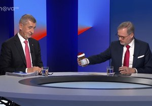 Petr Fiala (ODS) a Andrej Babiš (ANO) se střetli na TV Nova v pořadu Za pět minut dvanáct (17.12.2023)