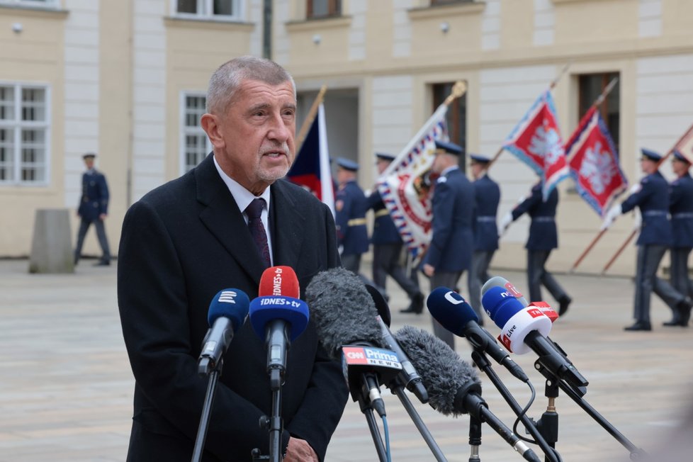 Andrej Babiš (ANO) vyrazil na Hrad na jednání s Petrem Pavlem (27.10.2025). Andrej Babiš (ANO) vyrazil na Hrad na jednání s Petrem Pavlem (27.10.2025).