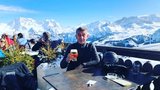 Babiš z alpské dovolené: Pozdrav s pivem za 375 korun. Předhazují mu sliby u Jílkové 