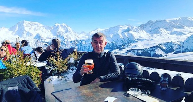 Babiš z alpské dovolené: Pozdrav s pivem za 375 korun. Předhazují mu sliby u Jílkové 