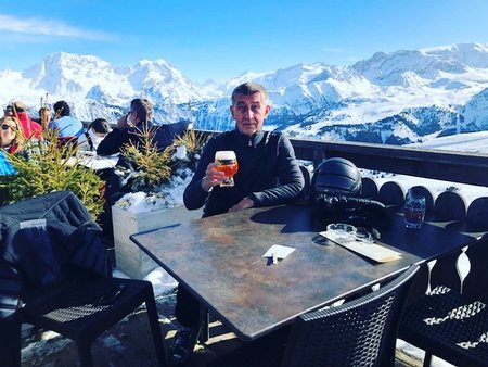 Babiš poslal pozdrav z francouzských Alp: Pivo s vysokohorskou přirážkou, půllitr za 15 eur Babiš poslal pozdrav z francouzských Alp: Pivo s vysokohorskou přirážkou, půllitr za 15 eur