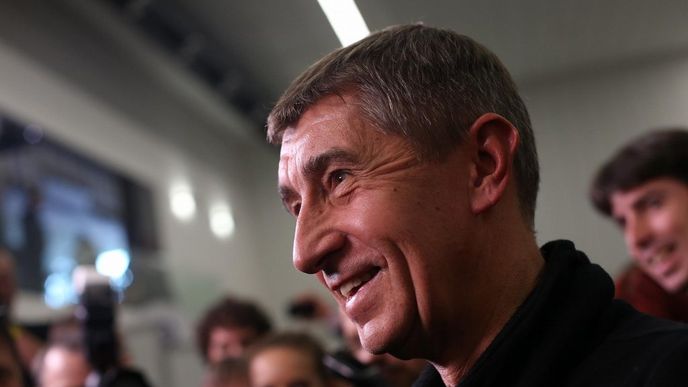 Andrej Babiš po zveřejnění výsledků rozdával úsměvy. Jeho hnutí získalo 47 poslaneckých křesel. Vstup do vlády se mu ale "nezdá moc dobrý".