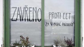 Do naší hospůdky vedou jen tři schůdky … ale jeli na malém městě, je možné, že už je zavřená. Jako třeba Šrotárna v Čejeticích na Strakonicku, na niž majitel po 16 letech nalepil parte a šel hledat živobytí jinam.