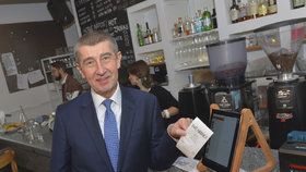 Ministr financí Andrej Babiš (ANO) s účtenkou