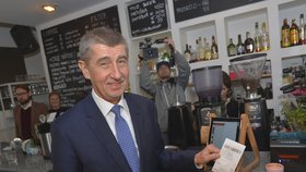 Obce tvrdí, že kvůli EET zavřelo přes 700 hospod, Babiš tomu nevěří.