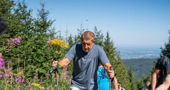 Andrej Babiš (ANO) vystoupal na Lysou horu s ministry Juchelkou a Havlíčkem a příznivci ANO (15.8.2026).