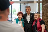„Tiché hrdinky našich životů.“ Babiš, Udženija a další politici děkují maminkám na Den matek