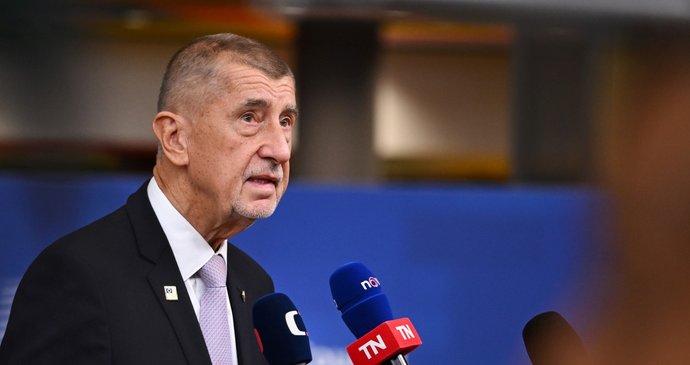 Český premiér Andrej Babiš hovoří s novináři při příjezdu na summit Evropské unie v Bruselu (15. 10. 2026).