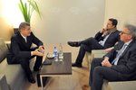 Český předseda vlády v demisi Andrej Babiš (vlevo) zahájil 25. ledna 2018 setkáním s lucemburským premiérem Xavierem Bettelem (uprostřed) a lucemburským ministrem financí Pierrem Gramegnou svůj program na Světovém ekonomickém fóru v Davosu.