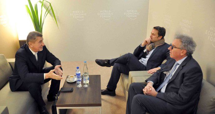 Český předseda vlády v demisi Andrej Babiš (vlevo) zahájil 25. ledna 2018 setkáním s lucemburským premiérem Xavierem Bettelem (uprostřed) a lucemburským ministrem financí Pierrem Gramegnou svůj program na Světovém ekonomickém fóru v Davosu.