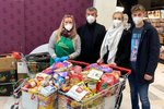Premiér Andrej Babiš (ANO) s dětmi na nákupu během Sbírky potravin (24.4.2021)