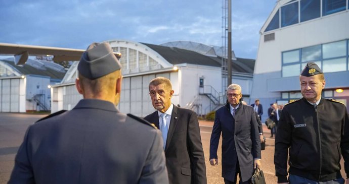 Premiér Andrej Babiš (ANO) před odletem do Alžírska (26.10.2026)
