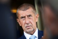 Babiš vítal české velvyslance na poradě a chce rozšíření EU. Macinka šil do Rusů