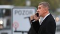 Andrej Babiš (ANO) s mobilním telefonem Andrej Babiš (ANO) s mobilním telefonem