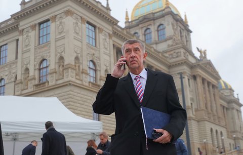 Babiš razí zákaz mobilů ve školách, ODS varuje před skanzenem. Odborníci: Mělo to přijít už dávno!