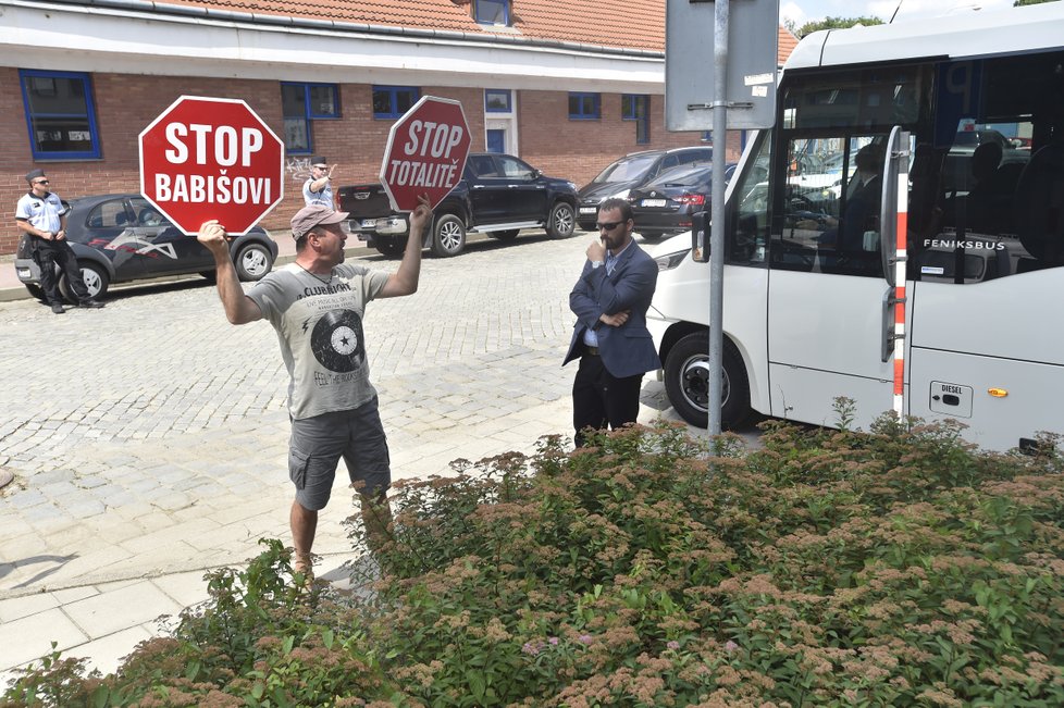 Občanský aktivista Zbyněk Ziggy Horváth protestoval 20. června 2018 proti Babišovi během premiérovy návštěvy Olomouckého kraje.