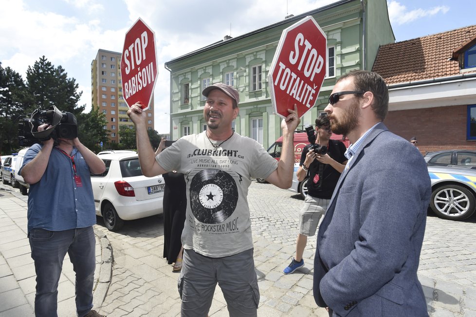 Občanský aktivista Zbyněk Ziggy Horváth protestoval 20. června 2018 proti Babišovi během premiérovy návštěvy Olomouckého kraje