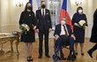 Andrej Babiš odchází ze slavnostního oběda, protože si uvědomil, že už není premiér