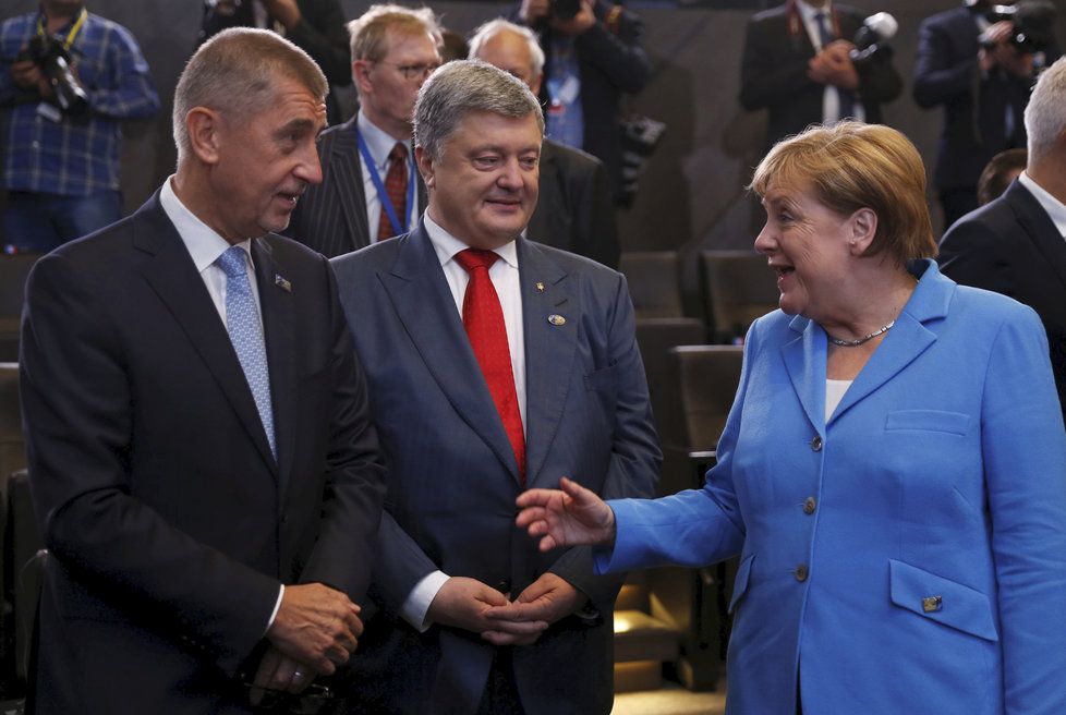 Babiš na summitu NATO v Bruselu: S Merkelovou a Porošenkem.