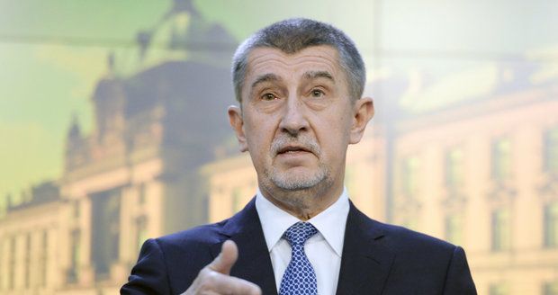 Babiš vládne v demisi a dělá čistky, zuří opozice. Pithart: Zdrženlivost se nedá vynutit