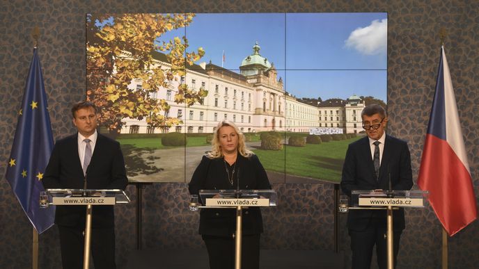 Andrej Babiš (ANO) po jednání vlády s ministry Kněžínkem a Dostálovou (za ANO) (3.12.2018)