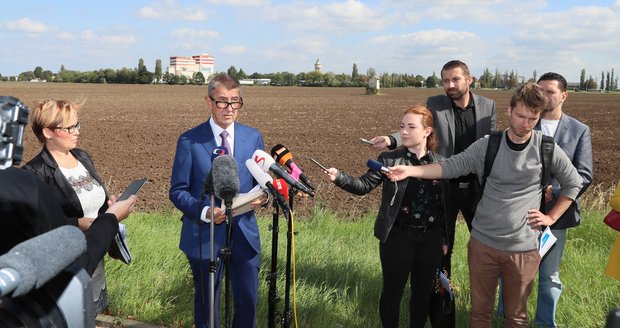 Andrej Babiš (ANO) mluvil u pole a metra v Letňanech o nové administrativní čtvrti (17.9.2019)